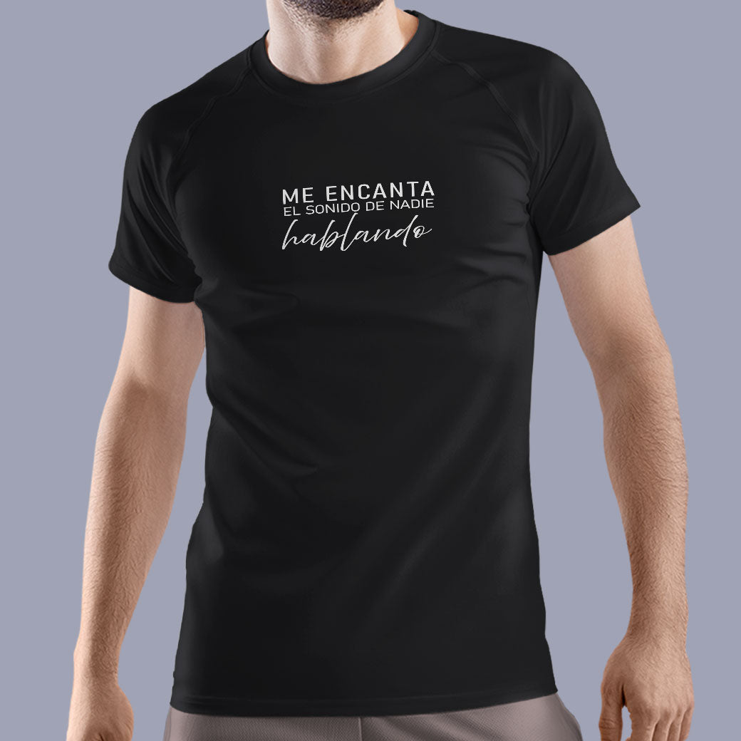 Polo negro básico manga corta con frase "Me encanta el sonido de nadie hablando"