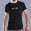 Polo negro manga corta con frase "Con todo, sino pa'que"